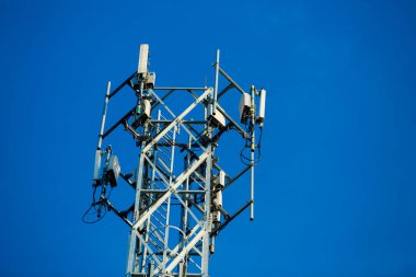 Mobil alıcı ve verici anten Kulesi, mavi gökyüzü ile bina anten Kulesi. Gökyüzü background.Communication anten Kulesi ile yakın çekim sahne gökyüzü arka planda Bina anten yakın çekim / yumuşak odak.
