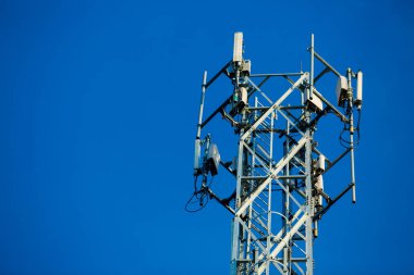 Mobil alıcı ve verici anten Kulesi, mavi gökyüzü ile bina anten Kulesi. Gökyüzü background.Communication anten Kulesi ile yakın çekim sahne gökyüzü arka planda Bina anten yakın çekim / yumuşak odak.