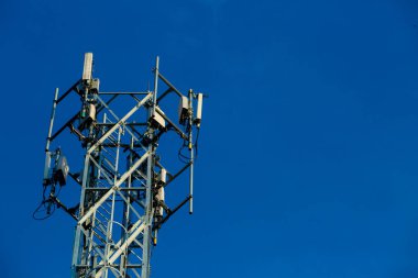 Mobil alıcı ve verici anten Kulesi, mavi gökyüzü ile bina anten Kulesi. Gökyüzü background.Communication anten Kulesi ile yakın çekim sahne gökyüzü arka planda Bina anten yakın çekim / yumuşak odak.