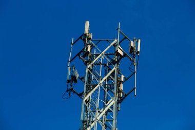 Mobil alıcı ve verici anten Kulesi, mavi gökyüzü ile bina anten Kulesi. Gökyüzü background.Communication anten Kulesi ile yakın çekim sahne gökyüzü arka planda Bina anten yakın çekim / yumuşak odak.