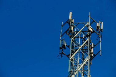 Mobil alıcı ve verici anten Kulesi, mavi gökyüzü ile bina anten Kulesi. Gökyüzü background.Communication anten Kulesi ile yakın çekim sahne gökyüzü arka planda Bina anten yakın çekim / yumuşak odak.