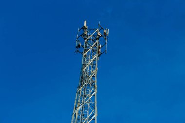 Mobil alıcı ve verici anten Kulesi, mavi gökyüzü ile bina anten Kulesi. Gökyüzü background.Communication anten Kulesi ile yakın çekim sahne gökyüzü arka planda Bina anten yakın çekim / yumuşak odak.