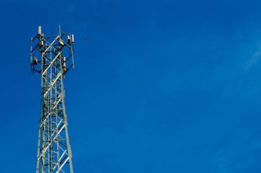 Mobil alıcı ve verici anten Kulesi, mavi gökyüzü ile bina anten Kulesi. Gökyüzü background.Communication anten Kulesi ile yakın çekim sahne gökyüzü arka planda Bina anten yakın çekim / yumuşak odak.