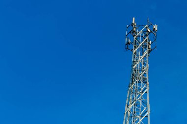 Mobil alıcı ve verici anten Kulesi, mavi gökyüzü ile bina anten Kulesi. Gökyüzü background.Communication anten Kulesi ile yakın çekim sahne gökyüzü arka planda Bina anten yakın çekim / yumuşak odak.