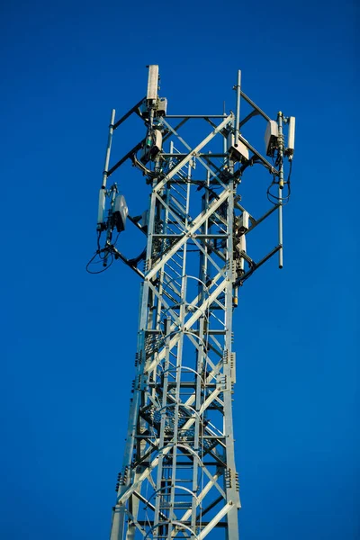 モバイル受信機と送信機のアンテナ タワー アンテナ タワーと青い空 クローズ アップ シーンで空の背景で空 Background Communication アンテナ塔を持つ建物のアンテナのクローズ — ストック写真