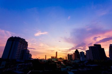 KY bulutlu gün batımı ile akşam şehrin üzerinde.