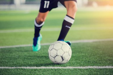 Futbol oyuncu hız çalıştırmak hedefe suni çim üzerinde topa vurmaya. Futbol oyuncu eğitim veya futbol maç.