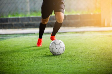 Futbol oyuncu hız çalıştırmak hedefe suni çim üzerinde topa vurmaya. Futbol oyuncu eğitim veya futbol maç.