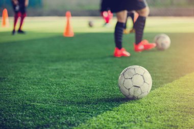 Bulanık futbol oyuncular arka plan ile yeşil yapay çim futbol. Futbol Eğitim Akademisi. Yeşil arka plan ve durum kavramı içindir.
