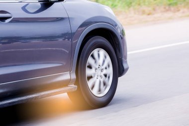 Bulanık spor programı araç (suv) tekerlek yolda yüksek hızda çalışan ile döner.