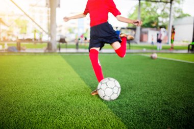 Yapay çim futbol oyuncu ateş topu.