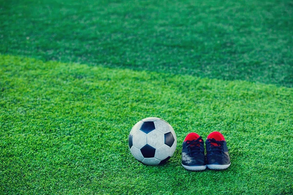 Fútbol Negro Zapatos Deportivos Rojos Césped Artificial Verde Para Entrenamiento — Foto de Stock