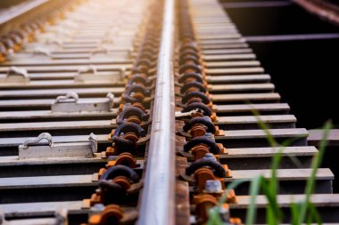 Demiryolu track çelik köprü ile seçici odak üstünde. Tren ulaşım.