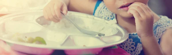 Carino Asiatico Ragazzo Mangiare Cibi Solo Bambino Con Cucchiaio Mano — Foto Stock