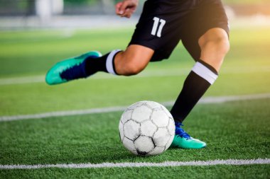 Futbol oyuncu hız çalıştırmak hedefe suni çim üzerinde topa vurmaya. Futbol oyuncu eğitim veya futbol maç