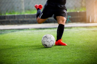Futbol oyuncu hız çalıştırmak hedefe suni çim üzerinde topa vurmaya. Futbol oyuncu eğitim veya futbol maç