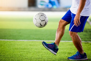 Futbolcu atlayabilir ve topu hedefe suni çim üzerinde ateş. Futbol oyuncusu eğitim veya futbol maçı.