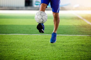 Futbolcu atlayabilir ve topu hedefe suni çim üzerinde ateş. Futbol oyuncusu eğitim veya futbol maçı.