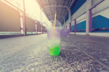 Plastik kap çöp şehirde seyahat ile içmekten atık.