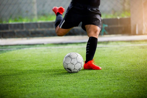 Voetbal Speler Snelheid Draaien Schieten Bal Naar Het Doel Kunstgras — Stockfoto