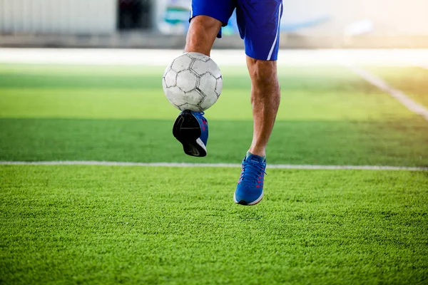 Jogador Futebol Saltar Atirar Bola Para Gol Relva Artificial Treinamento — Fotografia de Stock