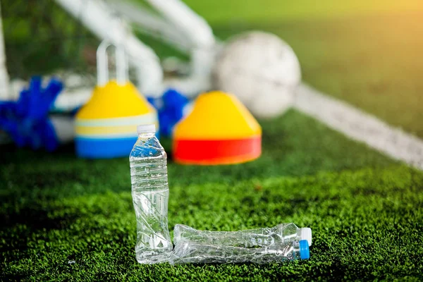 Botellas Plástico Con Equipo Entrenamiento Fútbol Borroso Césped Artificial Son —  Fotos de Stock