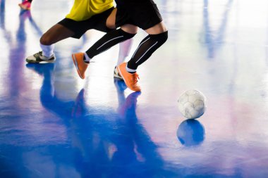 Futsal Oyuncu tuzak ve kontrol topu hedefe ateş etmek için. Topu tekmeleme tarafından birbirlerinizle futbolcular. Kapalı futbol spor salonu. Futsal futbolcu, top, futsal kat. Spor arka plan. Gençlik futsal Ligi. Kapalı futbol oyuncuları