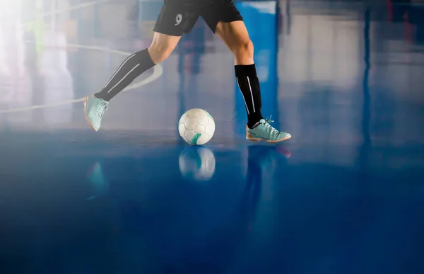 Futsal Spelare Fällan Och Kontroll Bollen För Skjuta Mål Fotbollsspelare — Stockfoto