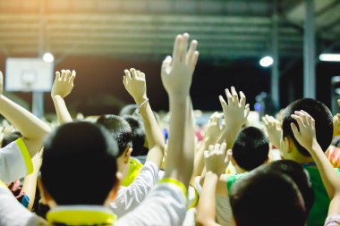 Asyalı çocuk için seçici odak için oy yukarı veya yükseltilmiş el eller demokratik toplantı salonu.
