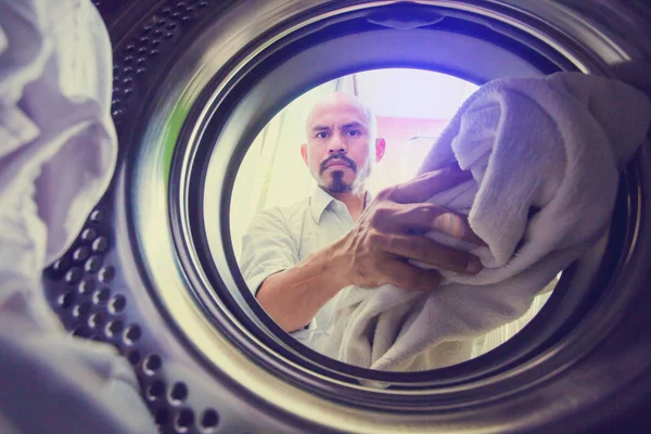 Homem Careca Com Bigode Está Carregando Roupas Tecido Máquina Lavar — Fotografia de Stock