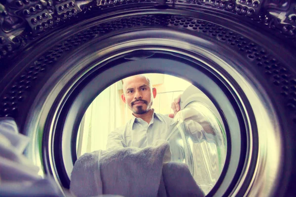 Homem Careca Com Bigode Está Carregando Roupas Tecido Máquina Lavar — Fotografia de Stock