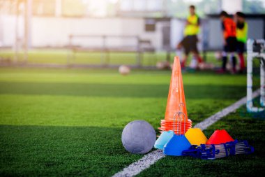 Futbol ve bulanık oyuncu eğitim geçmişi olan yeşil yapay çim futbol antrenmanı Ekipmanı. Futbol Akademisi.