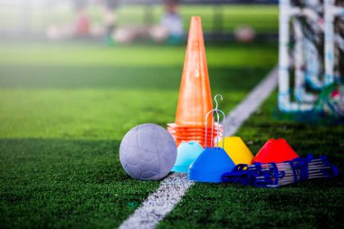 Futbol ve bulanık oyuncu eğitim geçmişi olan yeşil yapay çim futbol antrenmanı Ekipmanı. Futbol Akademisi.
