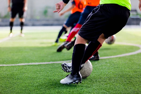 Çocuk futbol takım tuzak ve hız futbol topuyla çalıştırmak ve dön kontrolü.