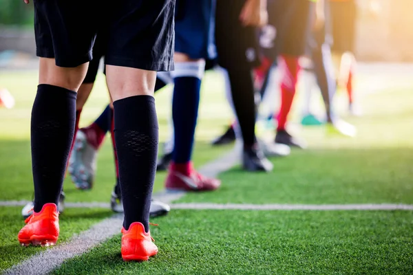 Öğrenme Koç Ile Ayakta Çocuk Futbol Takımı Tatil Etkinliği Yapıyor — Stok fotoğraf