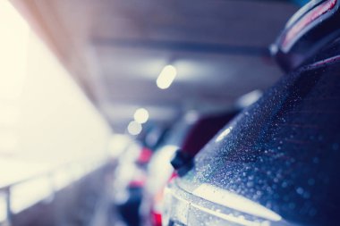 yağmur için seçici odak su damla siyah araba doku ve soyut arka plan üzerinde.