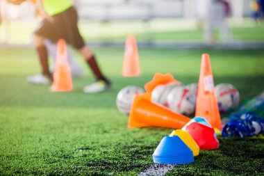 Futbol ve bulanık oyuncu eğitim geçmişi olan yeşil yapay çim futbol antrenmanı Ekipmanı. Futbol Akademisi.