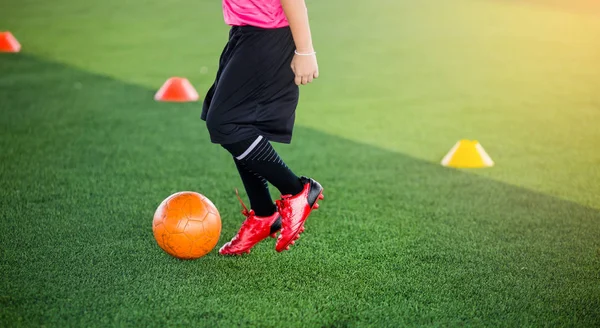 Jugador Fútbol Saltar Pisar Para Entrenar Para Atrapar Controlar Fútbol —  Fotos de Stock