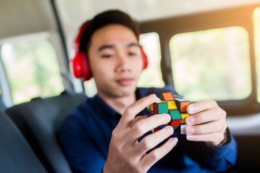 Bangkok, Tayland - 31 Ekim 2018: İlgilenmemi Ruchimethakun programcı var. Rubik küpü - teknik ve iş çözme sorunu ve beyin eğitimi kavramı elinde. Van seyahat faaliyetleri.