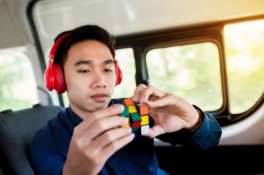 Bangkok, Tayland - 31 Ekim 2018: İlgilenmemi Ruchimethakun programcı var. Rubik küpü - teknik ve iş çözme sorunu ve beyin eğitimi kavramı elinde. Van seyahat faaliyetleri.