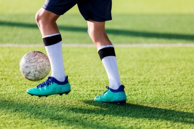 Futbol oyuncu hız çalıştırmak hedefe suni çim üzerinde topa vurmaya. Futbol oyuncu eğitim veya futbol maç