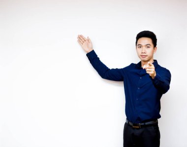 Asya genç işadamı mavi gömlek ve beyaz arka plan üzerinde göl kenarında sunma koymak. El ve parmak ile sunulması.