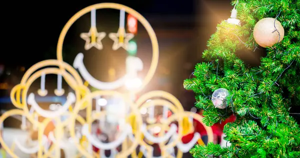 Stern Und Weihnachtsbaum Mit Weihnachtlichem Hintergrund — Stockfoto