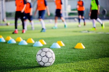 Futbol topu ile yeşil yapay çim makinesi koniler ve eğitim oyuncu bulanık. Futbol Akademisi