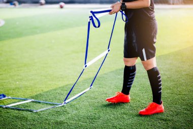 Koç merdiven matkaplar için koşmak ve atlamak futbol trainng koyuyor. Futbol Akademisi.