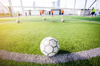 Bulanık ile yeşil yapay çim futbol futbol oyuncu eğitim vardır. Futbol Akademisi.