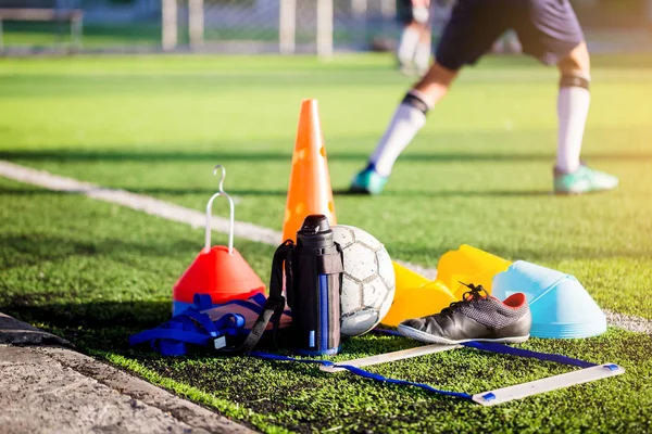 Fußball Cooler Kolben Schwarz Rote Sportschuhe Und Fußballtrainingsgeräte Auf Grünem — Stockfoto