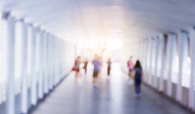 Geçidin içinde yürüyüş insanların bulanık. City Life style.