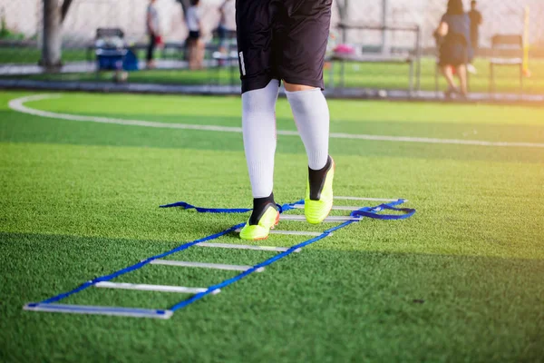 Jovens Jogadores Futebol Jogging Saltar Entre Exercícios Escada Para Treinamento — Fotografia de Stock