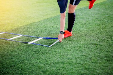 Koç merdiven matkaplar için koşmak ve atlamak futbol trainng koyuyor. Futbol Akademisi.